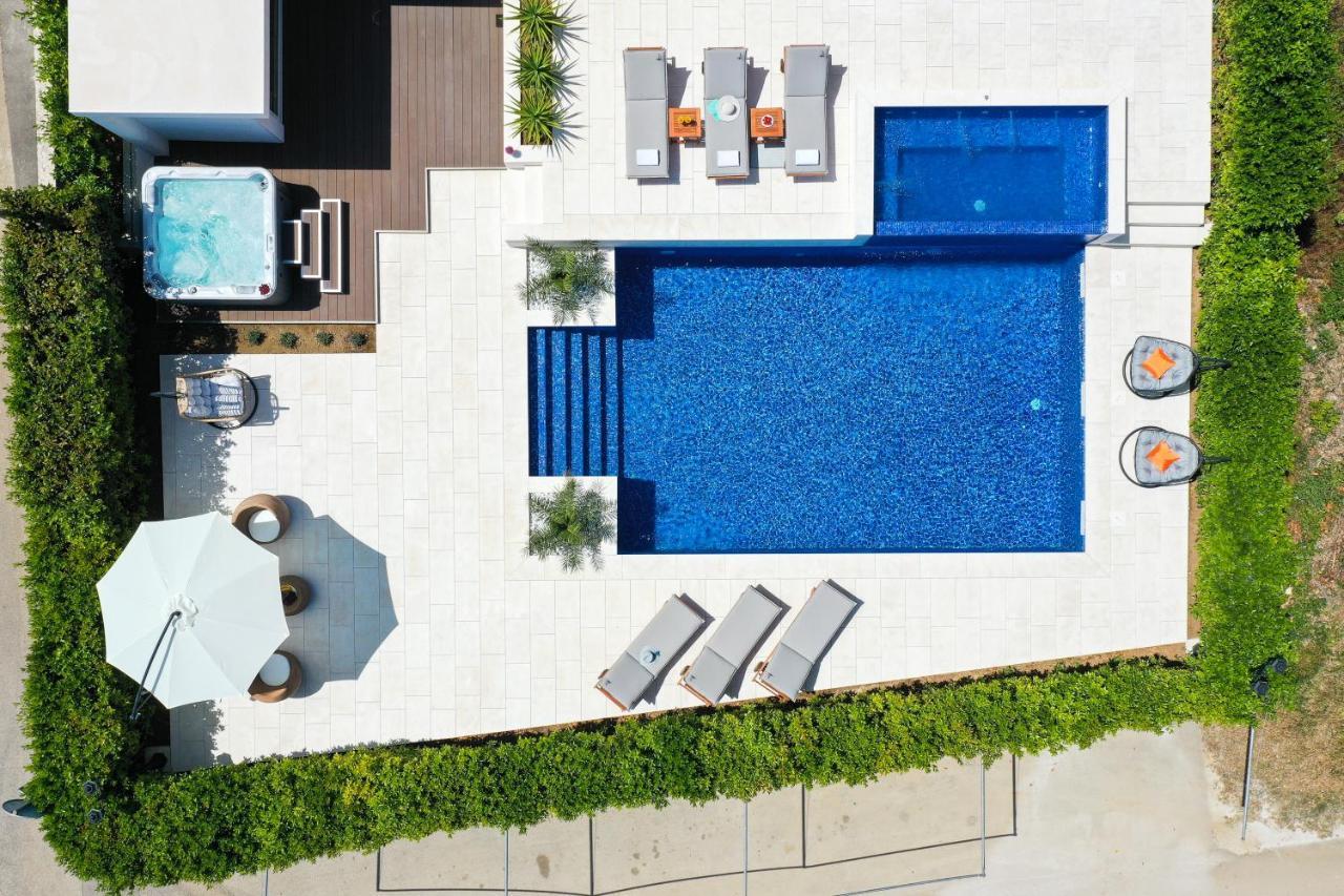Villa Pino With Pool, Sauna & Jacuzzi 돈제페트레케인 외부 사진