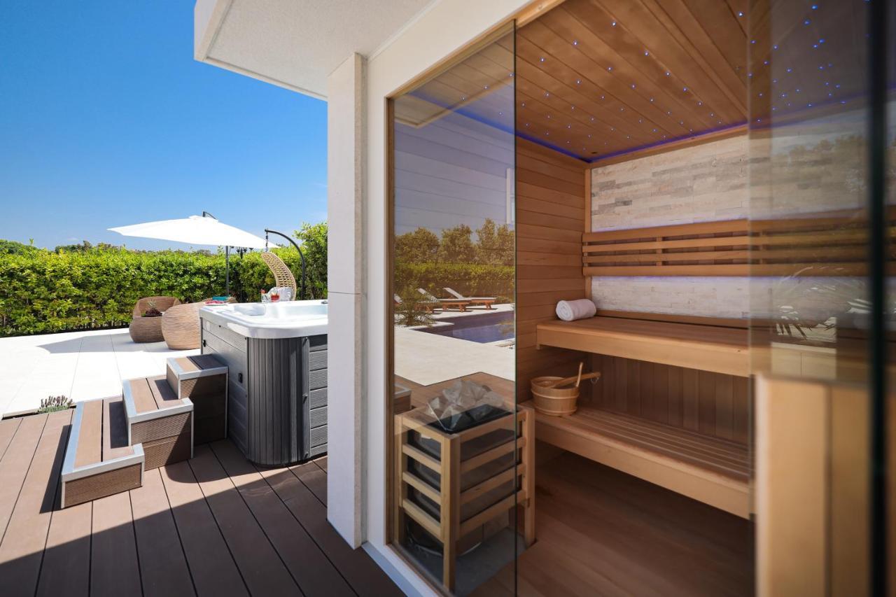 Villa Pino With Pool, Sauna & Jacuzzi 돈제페트레케인 외부 사진