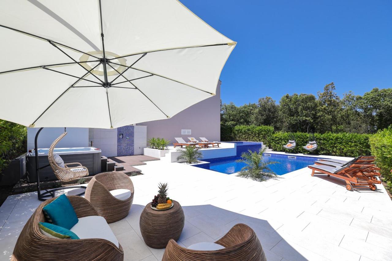Villa Pino With Pool, Sauna & Jacuzzi 돈제페트레케인 외부 사진