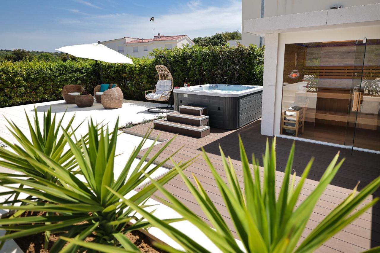 Villa Pino With Pool, Sauna & Jacuzzi 돈제페트레케인 외부 사진