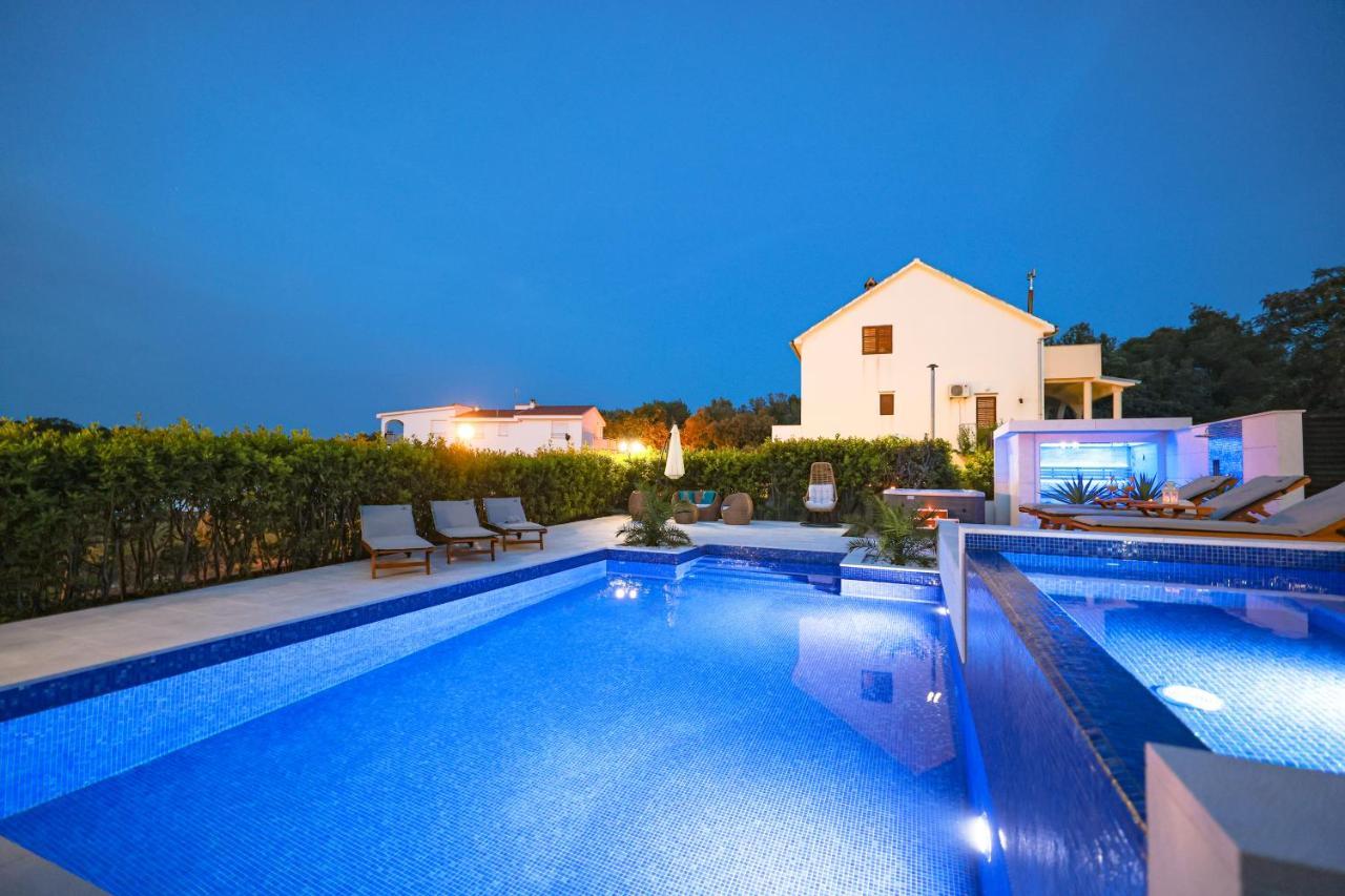 Villa Pino With Pool, Sauna & Jacuzzi 돈제페트레케인 외부 사진