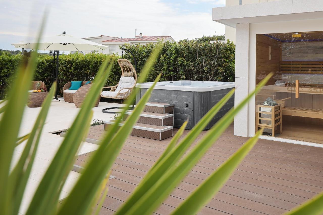 Villa Pino With Pool, Sauna & Jacuzzi 돈제페트레케인 외부 사진