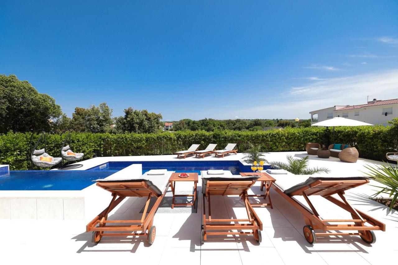 Villa Pino With Pool, Sauna & Jacuzzi 돈제페트레케인 외부 사진