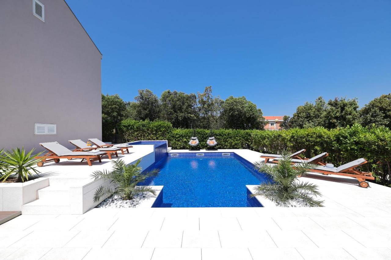 Villa Pino With Pool, Sauna & Jacuzzi 돈제페트레케인 외부 사진