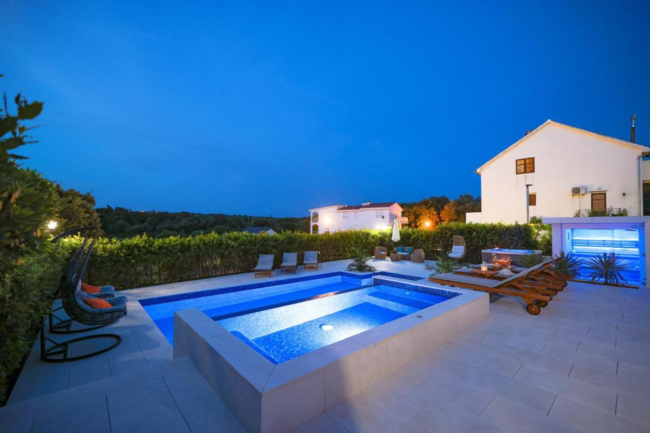 Villa Pino With Pool, Sauna & Jacuzzi 돈제페트레케인 외부 사진