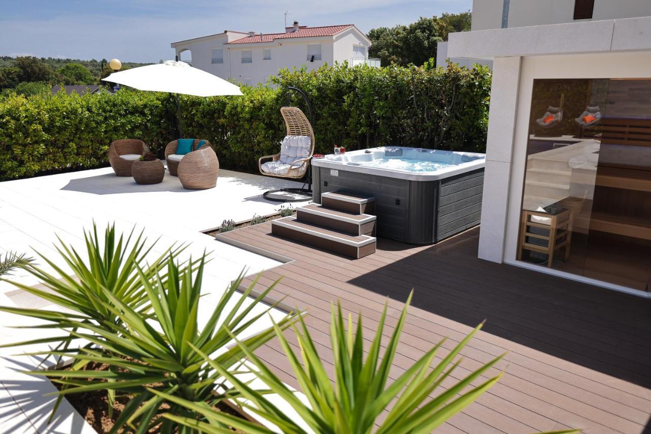 Villa Pino With Pool, Sauna & Jacuzzi 돈제페트레케인 외부 사진