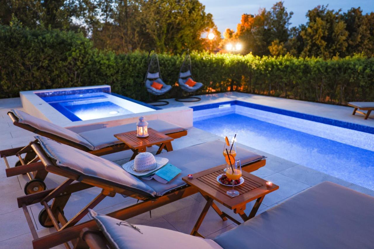 Villa Pino With Pool, Sauna & Jacuzzi 돈제페트레케인 외부 사진