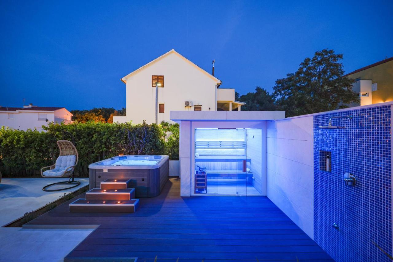 Villa Pino With Pool, Sauna & Jacuzzi 돈제페트레케인 외부 사진