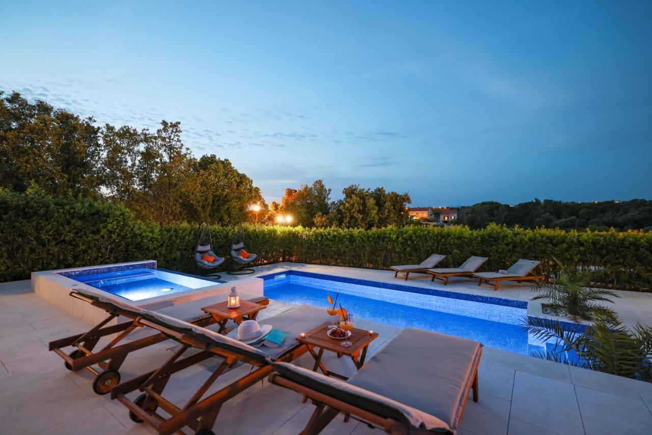 Villa Pino With Pool, Sauna & Jacuzzi 돈제페트레케인 외부 사진