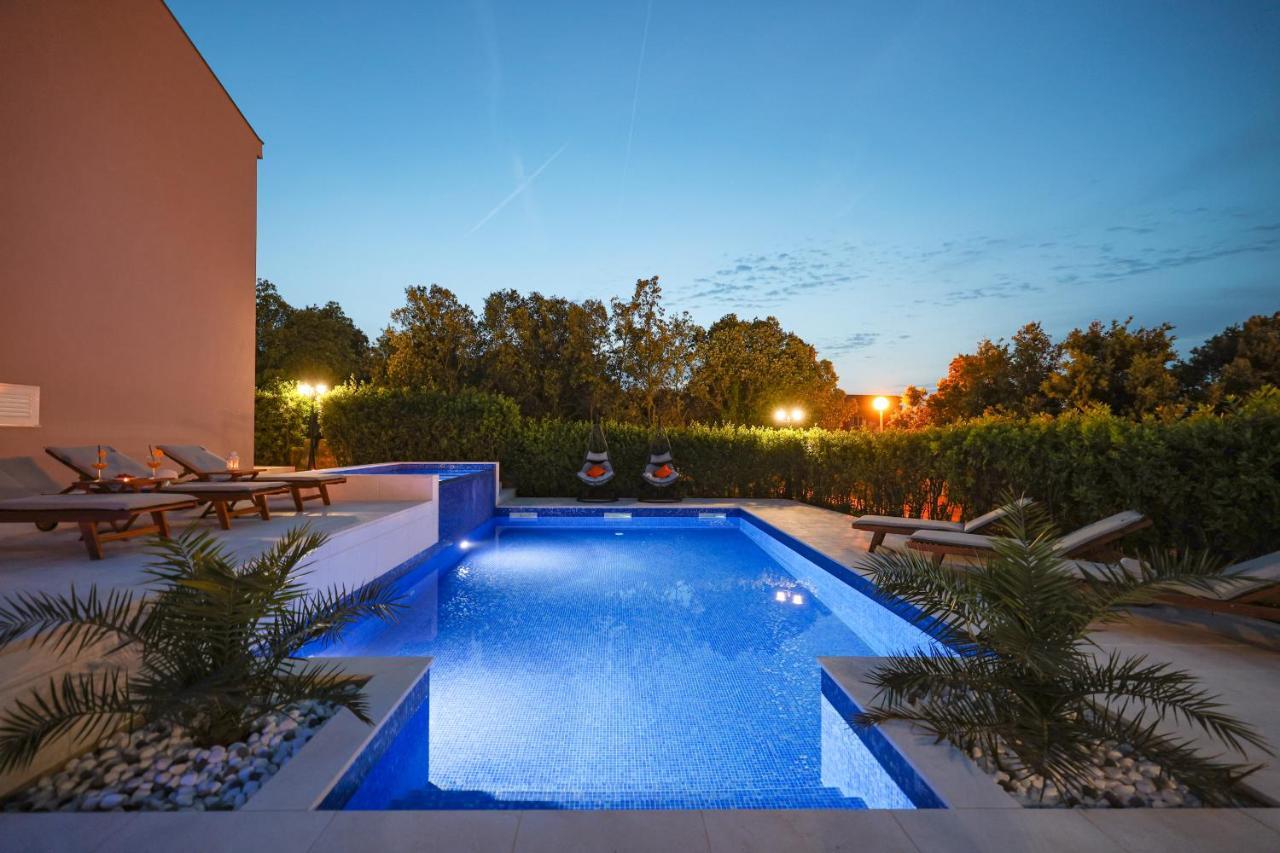 Villa Pino With Pool, Sauna & Jacuzzi 돈제페트레케인 외부 사진