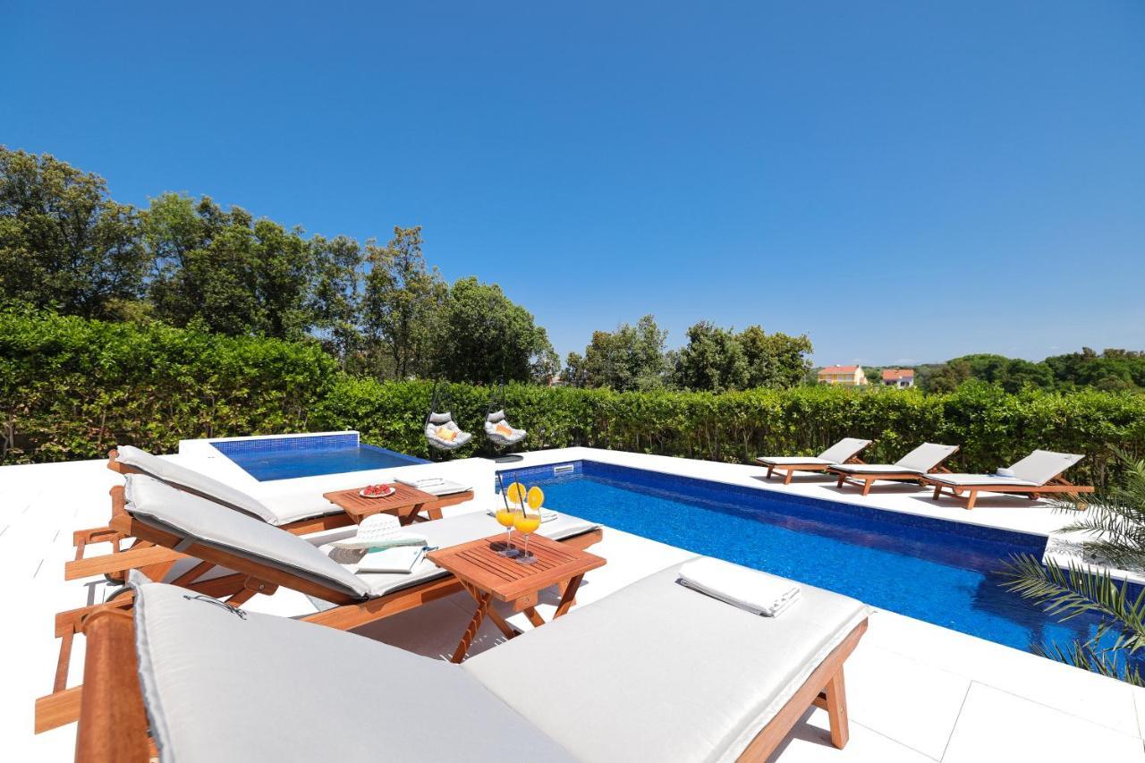 Villa Pino With Pool, Sauna & Jacuzzi 돈제페트레케인 외부 사진