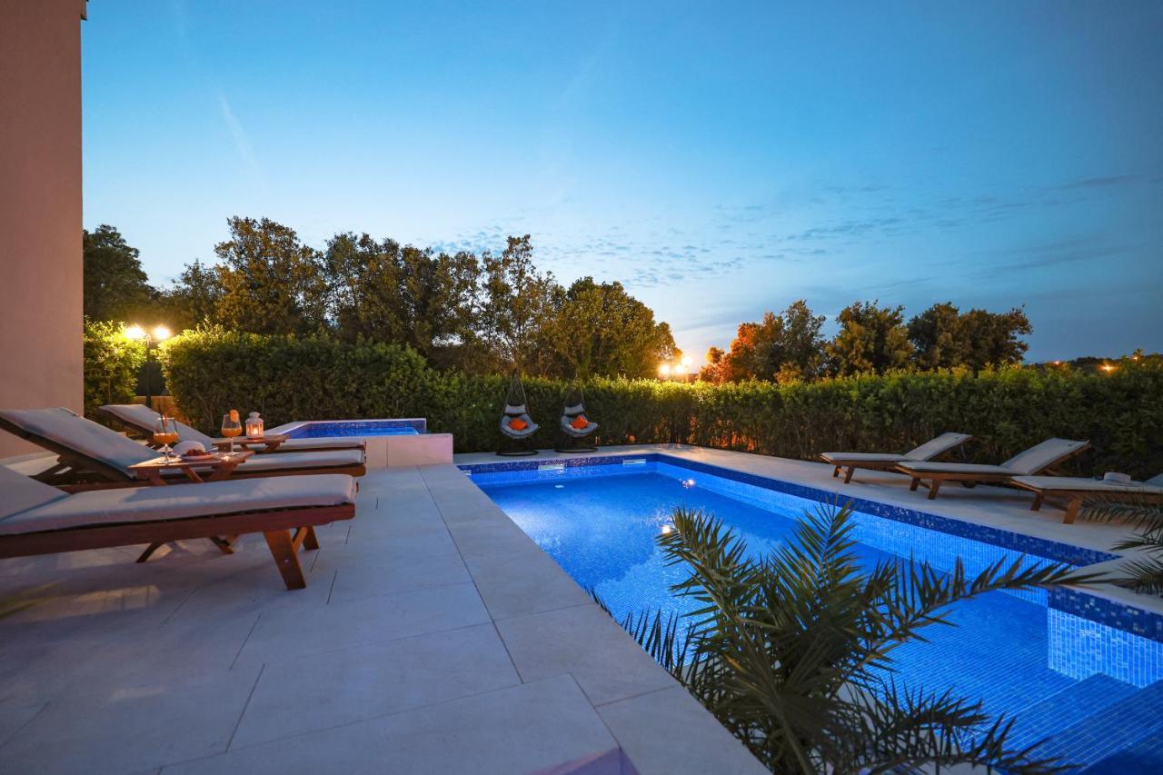 Villa Pino With Pool, Sauna & Jacuzzi 돈제페트레케인 외부 사진
