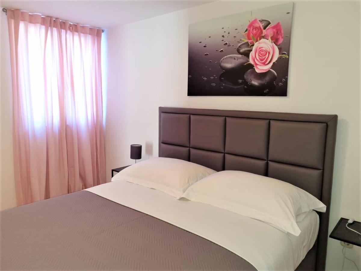 Villa Pino With Pool, Sauna & Jacuzzi 돈제페트레케인 외부 사진